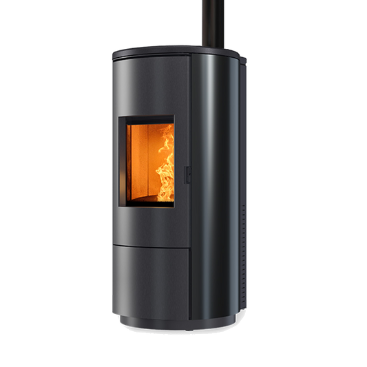 Nobis A10 Round Steel Top pelletkachel met vlammen, op witte achtergrond