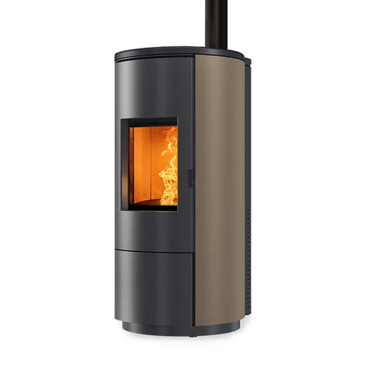 Nobis A10 Round Steel Top pelletkachel met vlammen op witte achtergrond