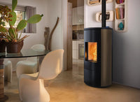 Nobis A8 Round Steel Top pelletkachel in moderne woonkamer, met zicht op vlammen
