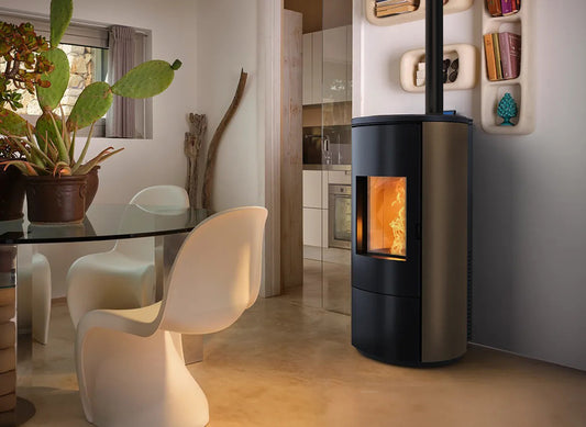 Nobis A8 Round Steel Top pelletkachel in moderne woonkamer, met zicht op vlammen