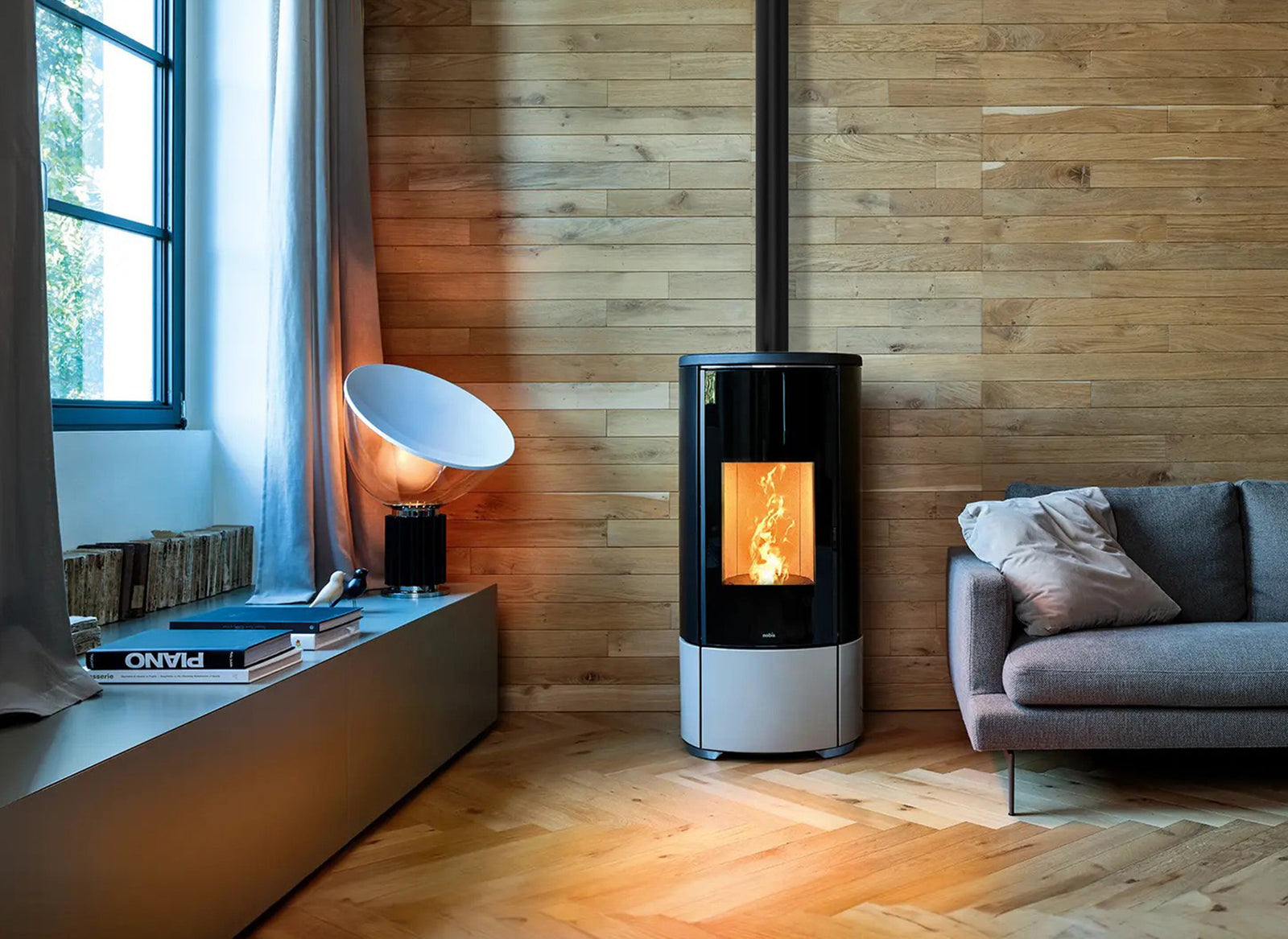 Nobis A8 Round Top Keramiek in moderne woonkamer, met brandend vuur