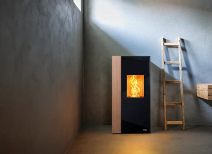 Nobis A8 Style pelletkachel in industriële kamer met brandend vuur