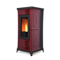 Nobis A9 Classic pelletkachel in rood en zwart, met zichtbare vlam