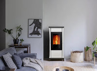 Nobis A9 Classic pelletkachel in een moderne woonkamer met brandend vuur