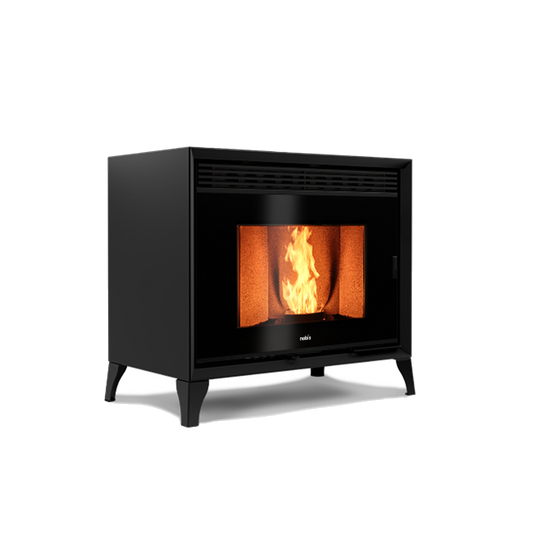Nobis B10 Ulisse Classic pelletkachel met vlammen op witte achtergrond