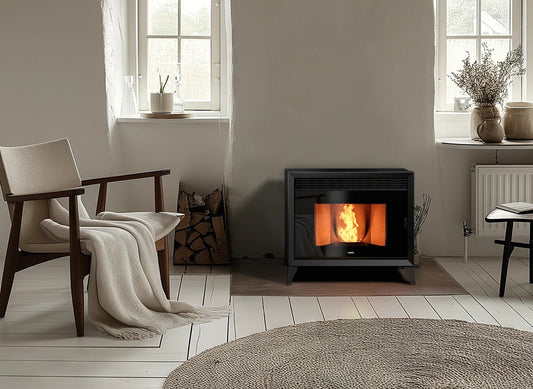 Nobis B10 Ulisse Classic pelletkachel in een lichte woonkamer