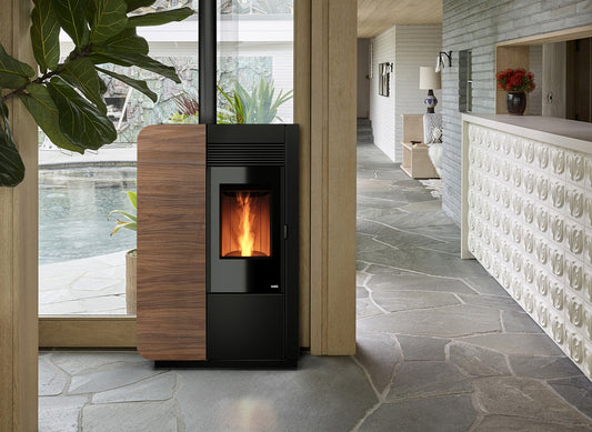 Nobis 12 Elena Style pelletkachel in moderne woonkamer bij raam