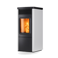 Nobis N70 pelletkachel met zichtbare vlammen, zwart en wit.