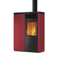Nobis N70 Slim Top pelletkachel in rood en zwart, met zichtbare vlammen