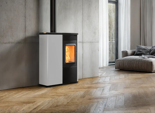 Nobis N70 Slim Top pelletkachel in moderne woonkamer met zicht op vlammen