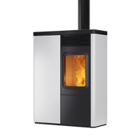 Nobis N70 Slim Top pelletkachel met zwart-witte behuizing en zichtbare vlammen