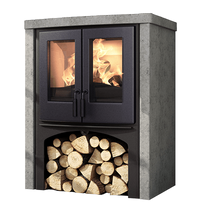 Nordic Fire Lodge houtkachel met brandend vuur en houtvak