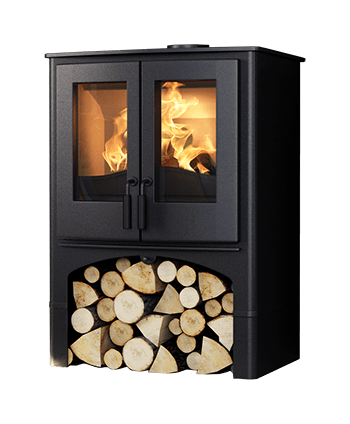 Nordic Fire Lodge houtkachel met brandend vuur en houtopslag onderin