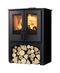 Nordic Fire Lodge houtkachel met brandend vuur en houtopslag onderin