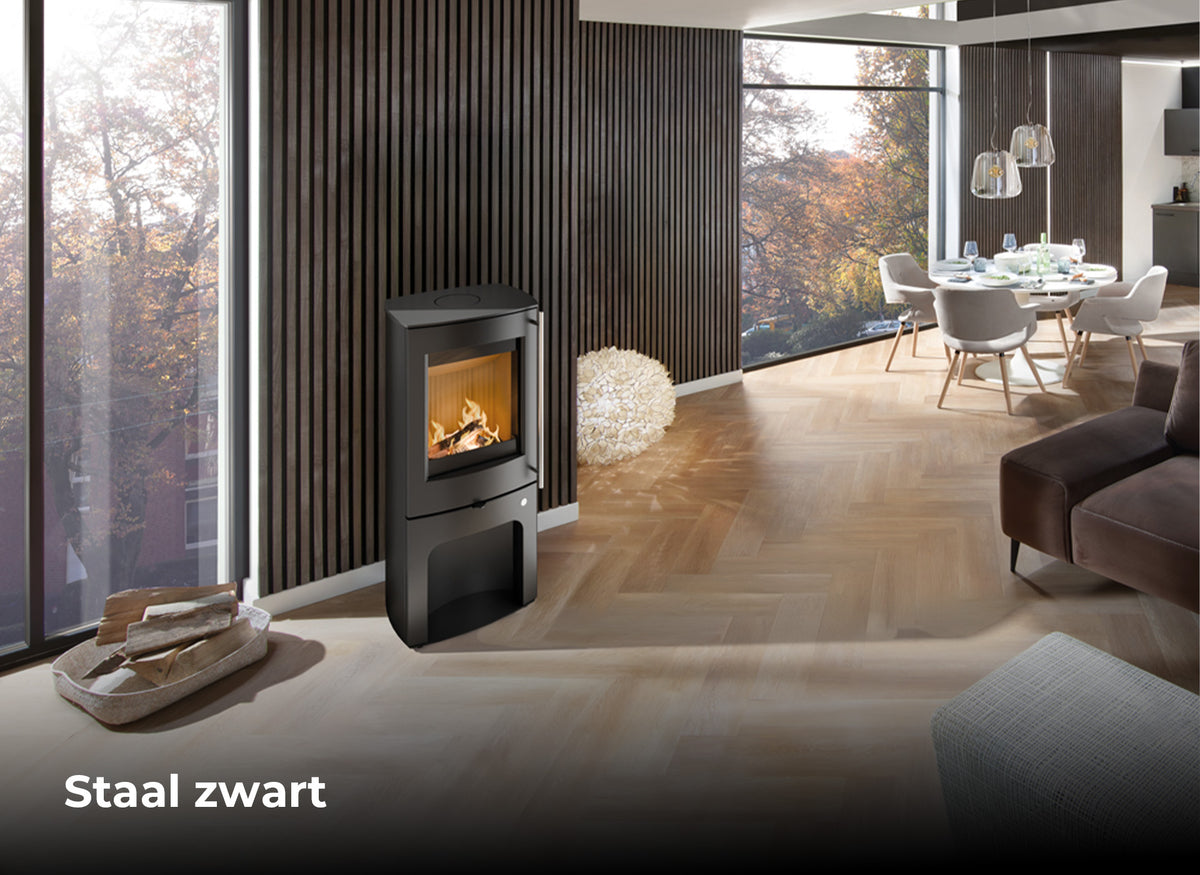 Olsberg Kela houtkachel in staalzwart met brandend vuur in een moderne woonkamer