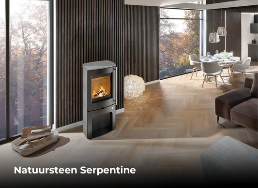 Olsberg Kela met brandend vuur in een moderne woonkamer, uitgevoerd in natuursteen Serpentine