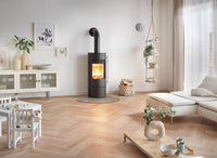 Olsberg Muna houtkachel in een lichte woonkamer met brandend vuur