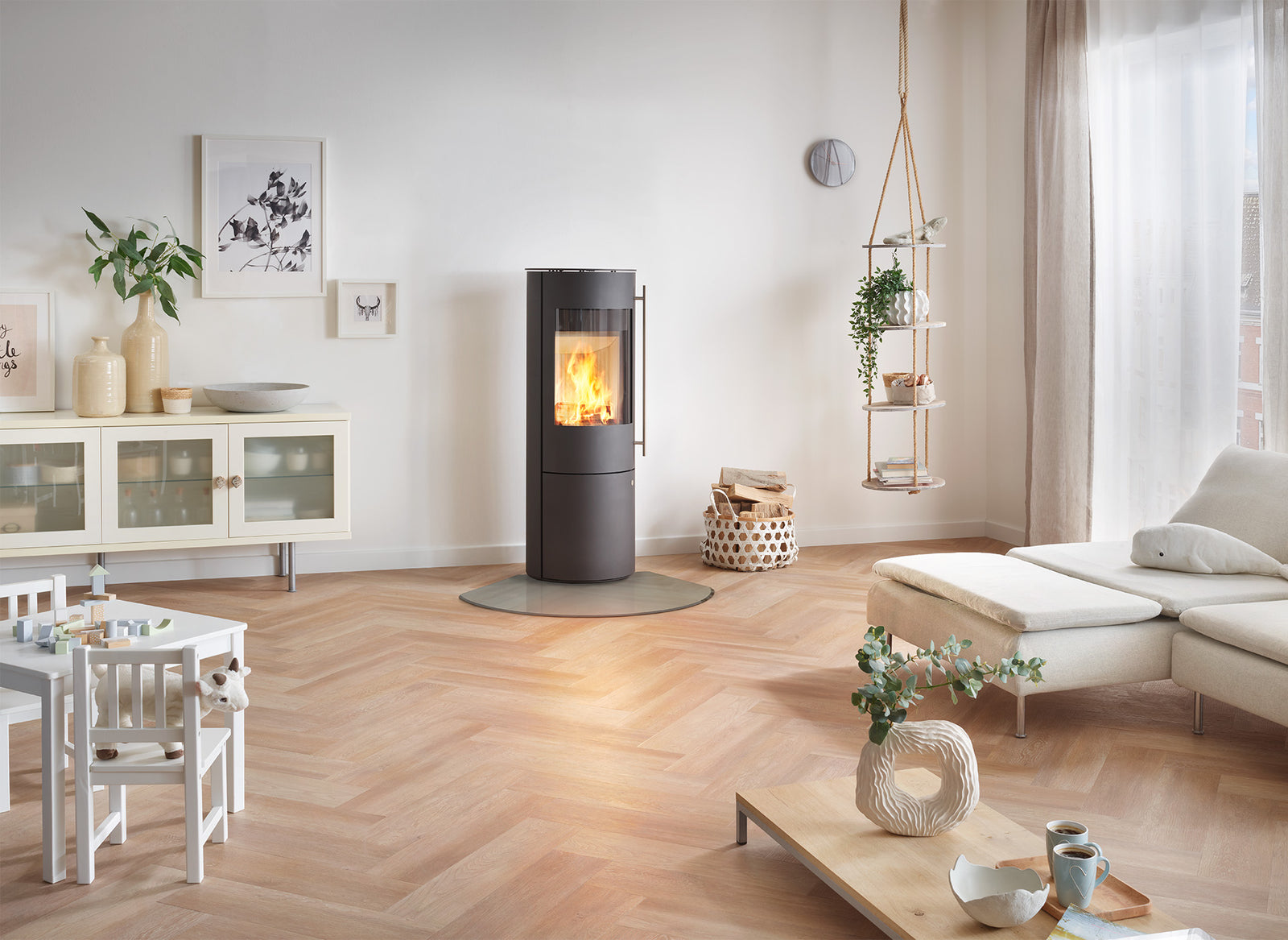 Olsberg Muna Plus kachel in lichte woonkamer met brandend vuur