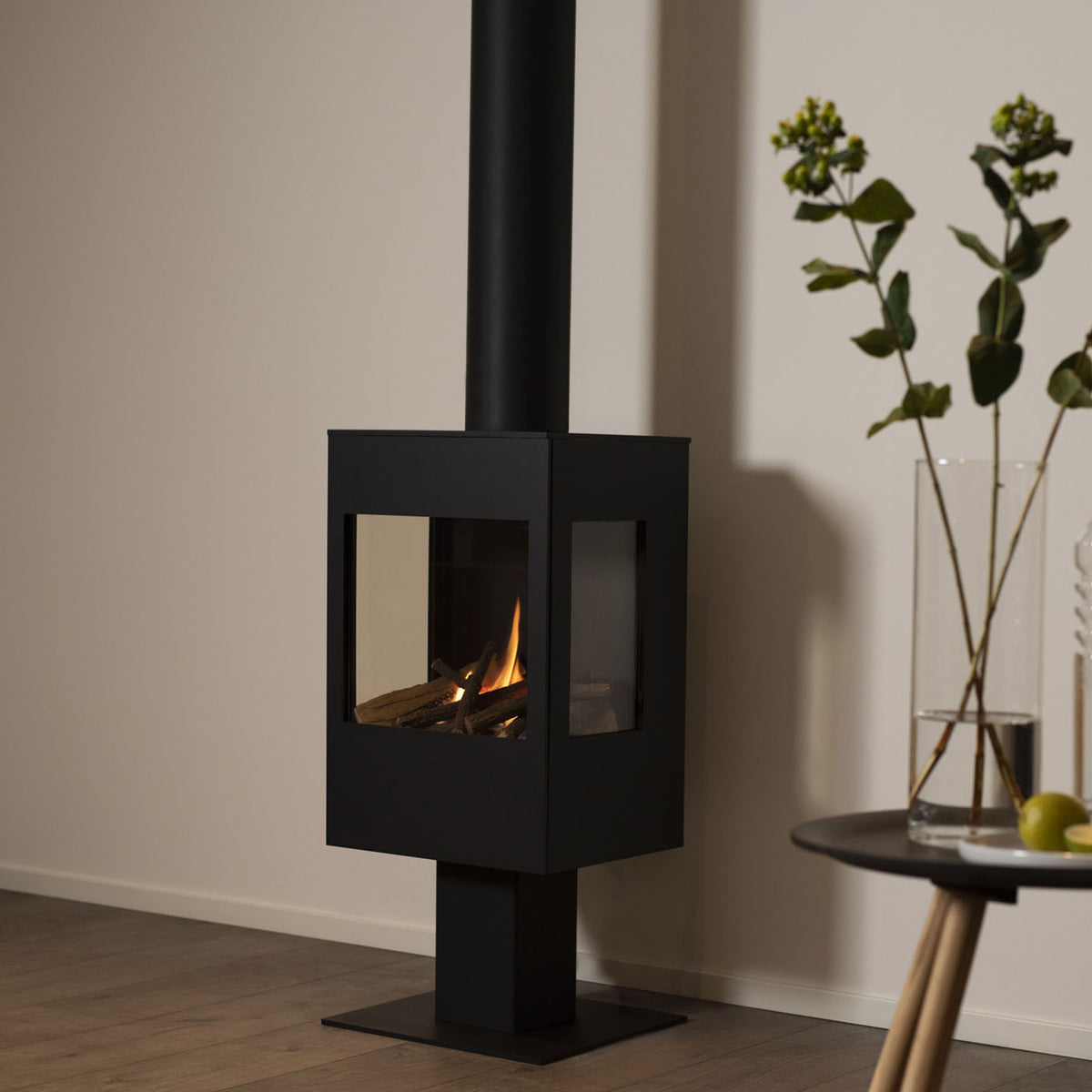 Wanders Onyx F gaskachel met brandend vuur in een modern interieur