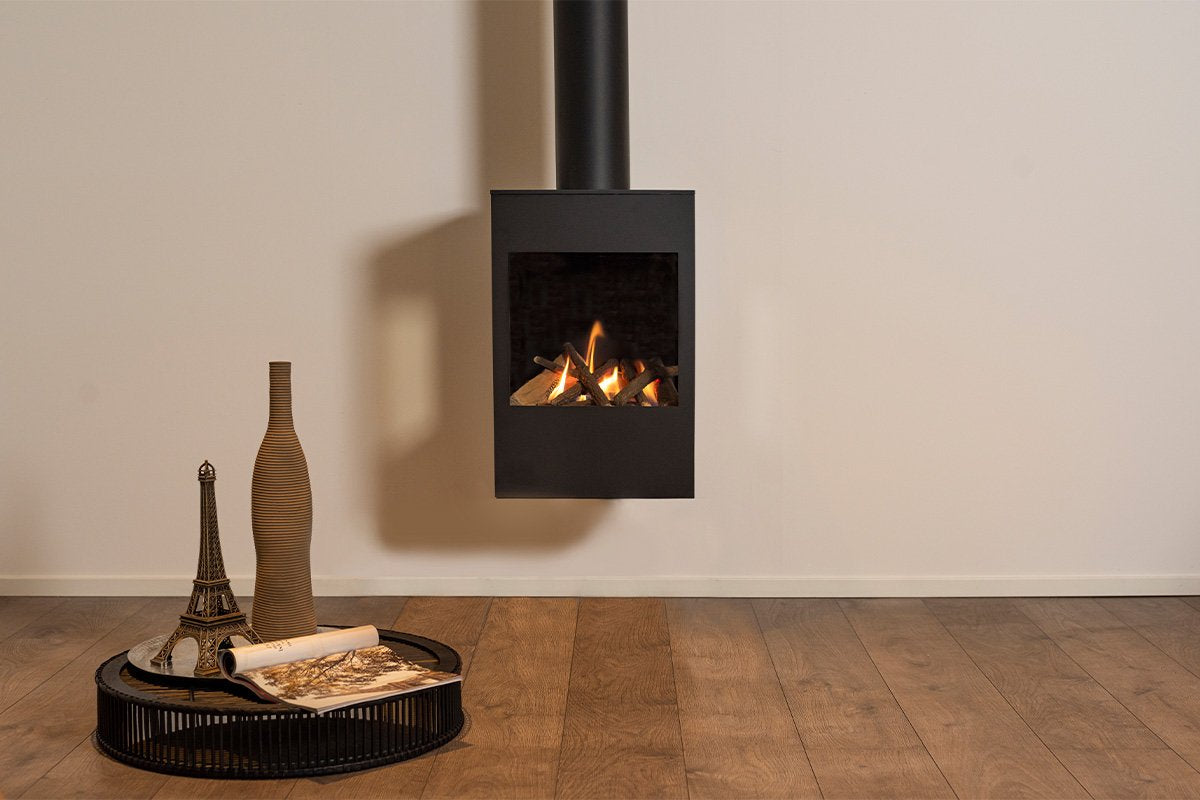 Wanders Onyx Wall gaskachel aan de muur met zichtbare vlammen in een kale ruimte