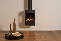 Wanders Onyx Wall gaskachel aan de muur met zichtbare vlammen in een kale ruimte