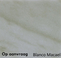 Blanco Macael marmertextuur met ‘Op aanvraag’ tekst