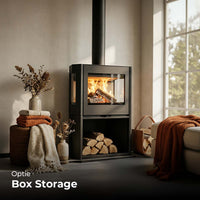 Wanders Black Sapphire houtkachel met brandend vuur en houtopslag in een sfeervolle woonkamer.