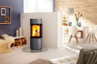 Spartherm Passo XS houtkachel in lichte woonkamer met brandend vuur