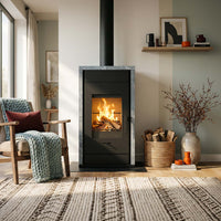 Wanders Pecan Eco Small speksteenkachel in woonkamer met brandend vuur