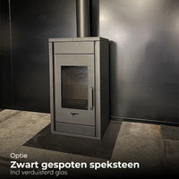 Wanders Pecan Eco Small speksteenkachel op donkere showroomvloer