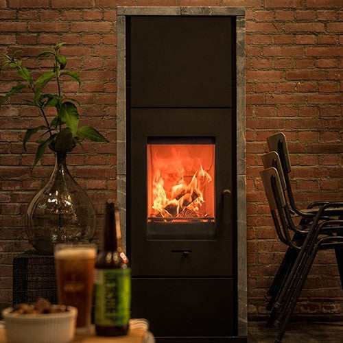 Wanders Pecan Eco Large speksteenkachel in bakstenen woonkamer met brandend vuur