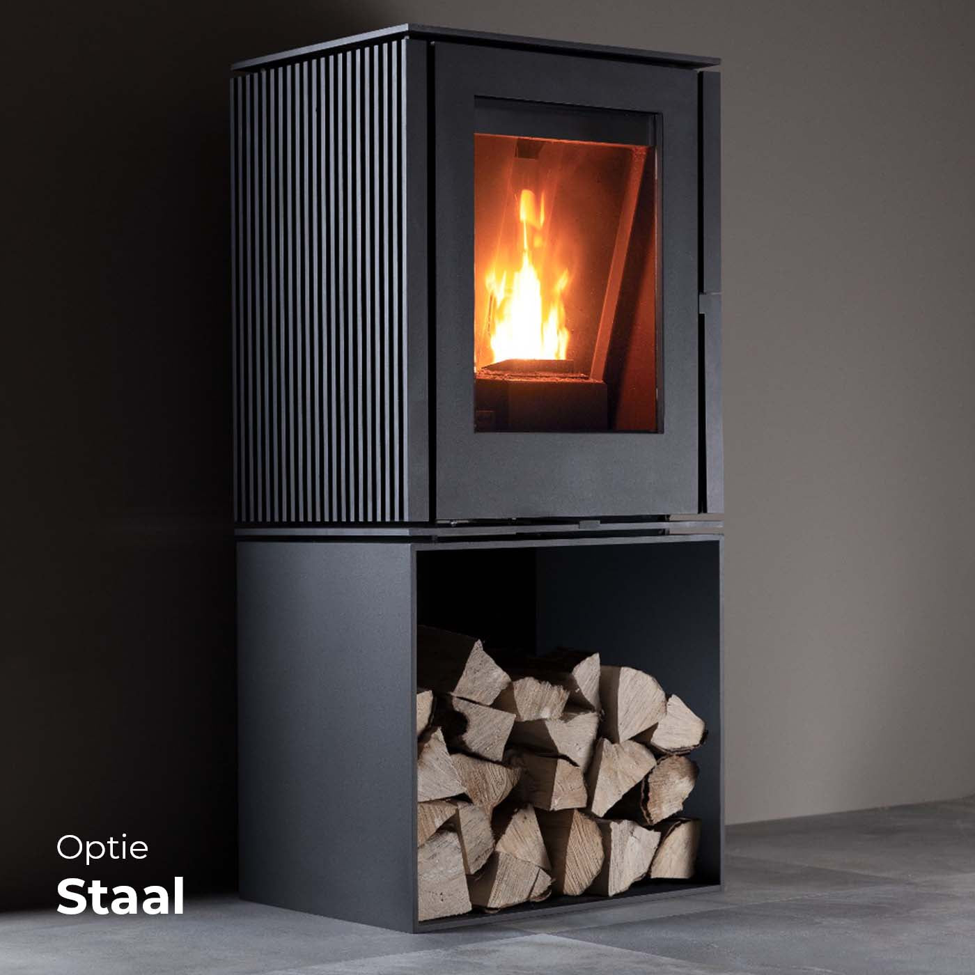Trimline Fires Woody Loft Pellet kachel van staal met houtopslag en vlammen