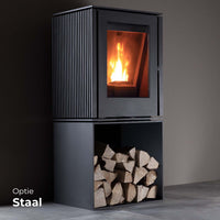 Trimline Fires Woody Loft Pellet kachel van staal met houtopslag en vlammen