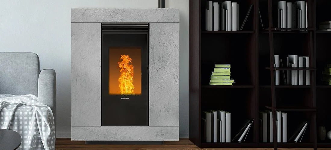 Nordic Fire Espa haard in woonkamer naast boekenkast en fauteuil