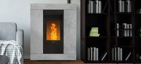 Nordic Fire Espa haard in woonkamer naast boekenkast en fauteuil