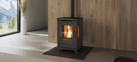Nordic Fire Fenna houtkachel in moderne woonkamer met vlammen