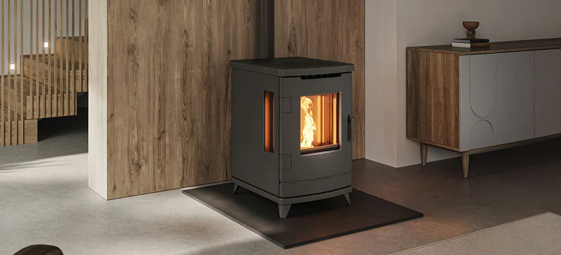 Nordic Fire Fenna houtkachel in moderne woonkamer met brandend vuur