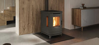 Nordic Fire Fenna houtkachel in moderne woonkamer met brandend vuur