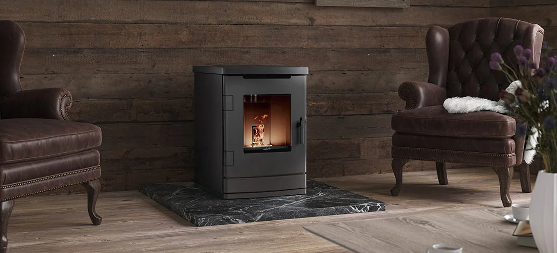 Nordic Fire Finn kachel in een woonkamer met leren fauteuils