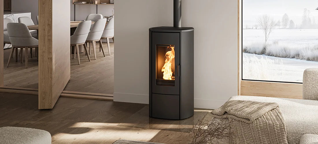 Nordic Fire Ilvar 7 houtkachel in moderne woonkamer met brandend vuur