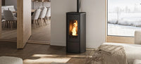 Nordic Fire Ilvar 7 houtkachel in moderne woonkamer met brandend vuur