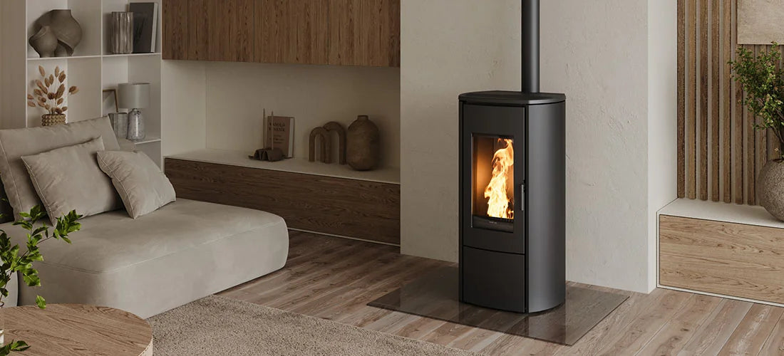 Nordic Fire Ilvar 7 houtkachel in moderne woonkamer met vlammen