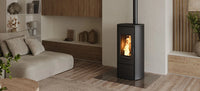 Nordic Fire Ilvar 7 houtkachel in moderne woonkamer met vlammen