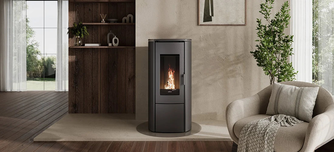 Nordic Fire Ilvar 9 in moderne woonkamer naast fauteuil