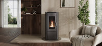 Nordic Fire Ilvar 9 in moderne woonkamer naast fauteuil