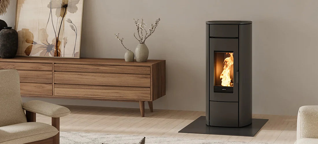 Nordic Fire Thor pelletkachel in moderne woonkamer met brandend vuur