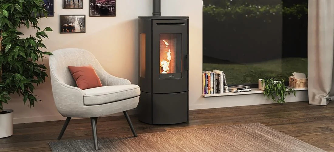 Nordic Fire Tjallmo in moderne woonkamer naast fauteuil en raam