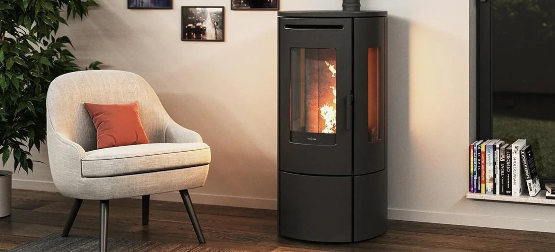 Nordic Fire Tjallmo in een woonkamer met stoel en brandend vuur