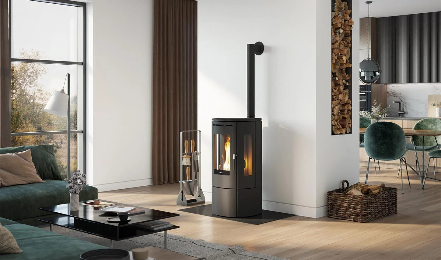 Nordic Fire Tjallmo kachel in moderne woonkamer met brandend vuur
