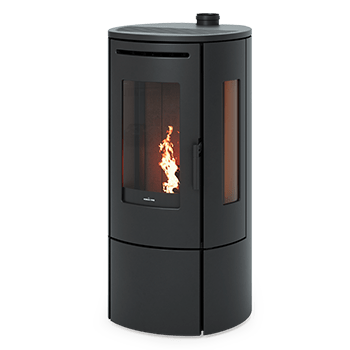 Nordic Fire Tjallmo houtkachel met vlammen, zwart, op witte achtergrond